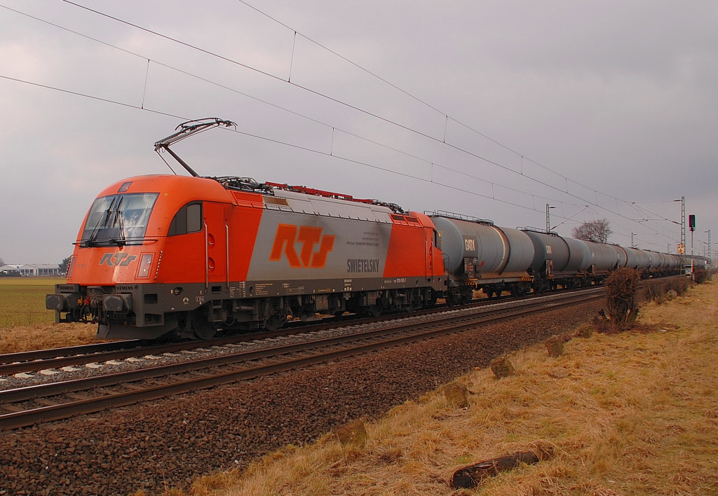 Die RTS Lok 1216 902-7 mit einem GATX Kesselwagenganzzug auf dem Weg nach Sden.
So eben hat der Zug den Hp Neuss-Allerheiligen passiert an diesem Samstag den 25.2.2012......by the way, das ist jetzt meine Nr. 1000 bei bahnbilder.de