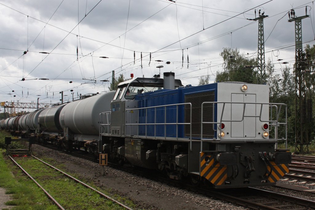 Die RTV V156 zieht am 17.9.11 einen Kesselwagenzug durch Duisburg-Entenfang.