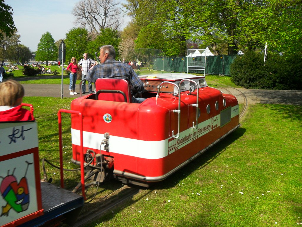 Die Rckansicht der Porsche-Lok bei der Kleinbahn im Rheinpark Kln.