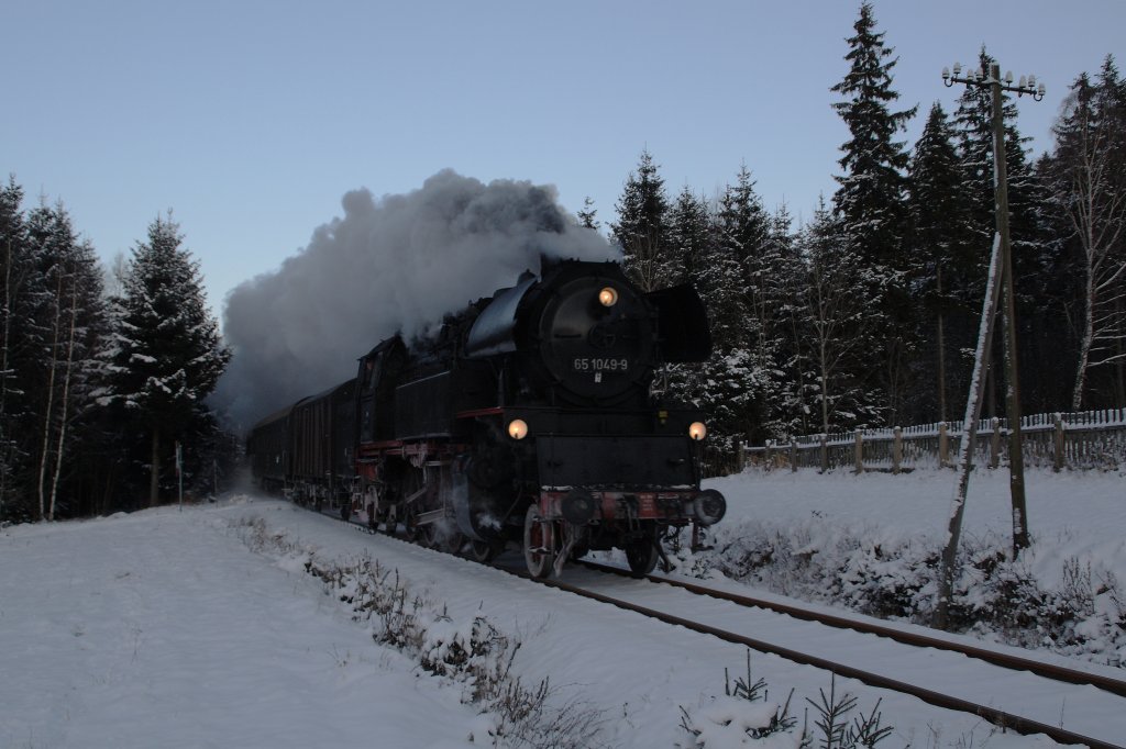 Die Rckfahrt 65 1049 nach Chemnitz am 20.12.09 fhrte ber BSg mit kurzem Zwischenstop im Bahnhof Schlettau. Hier ist der Zug nahe Walthersdorf unterwegs. Bei -16 und 15 Minuten in der Klte wollte meine Kamera schon streiken. 