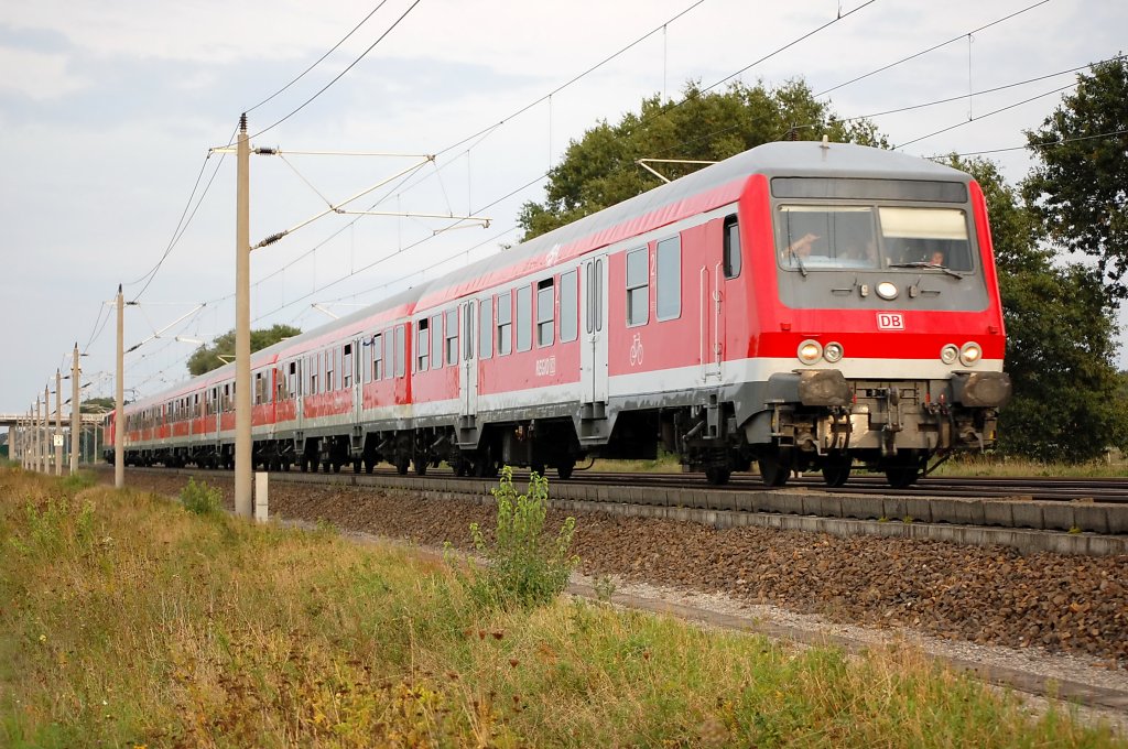 Die Rckfahrt des Sonderzug zum Derby Arminia Bielefeld gegen Hertha BSC. Geschoben von der 110 507-1  Bgelfalte . Hier zwischen Growudicke und Rathenow. 12.09.2010