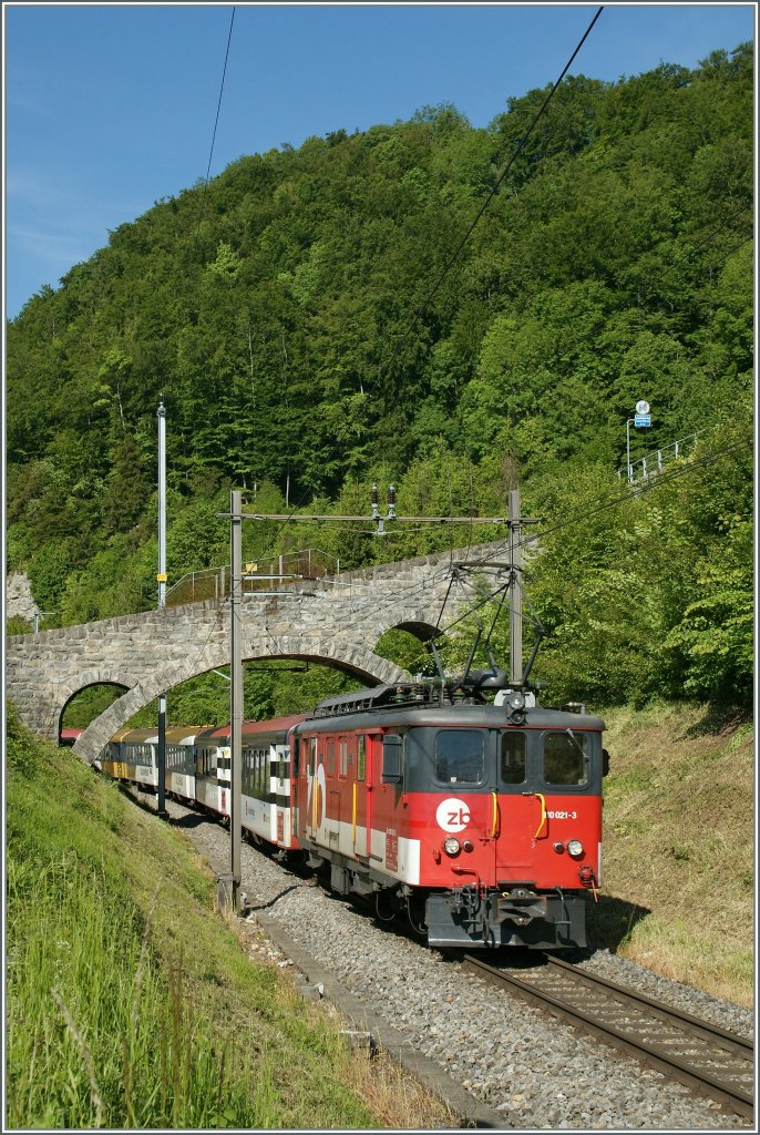 Die Rckleistung des De 4/4 (110 021-3) war dann weitaus fotogener.
Bei Niederried, den 5. Juni 2013