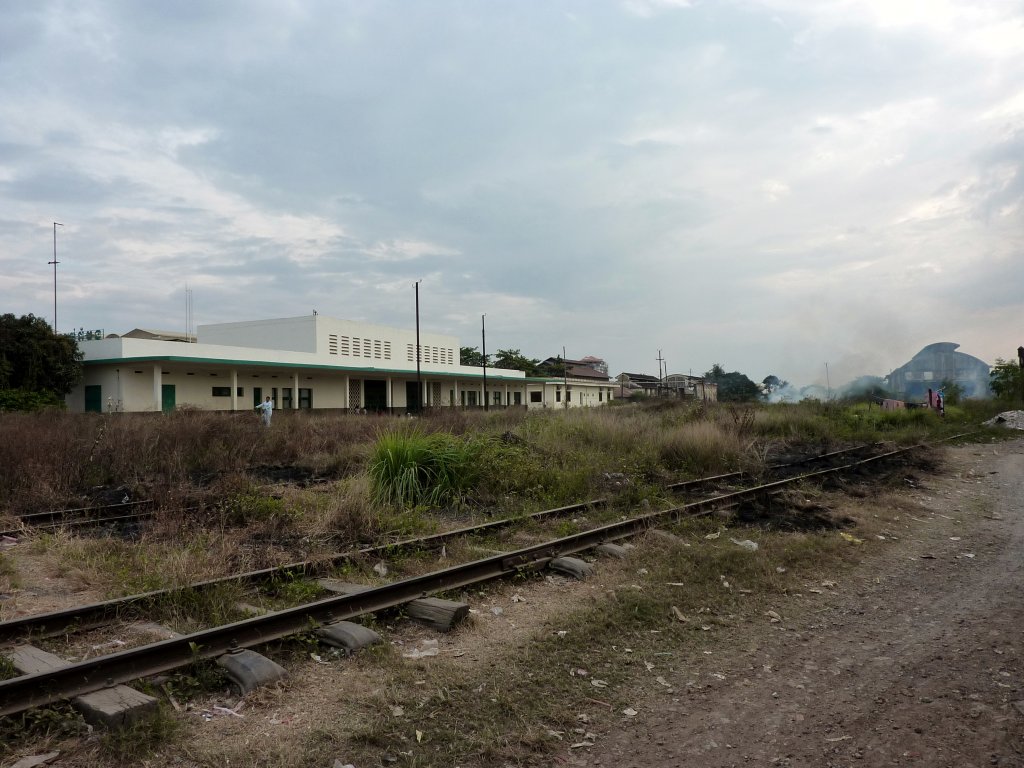 Die Rckseite des Bahnhofsgebude von Battambang am 07.01.2013. Rechts zweigt ein Gleis zu einem ehemaligen Wendedreieck fr Dampfloks ab.
