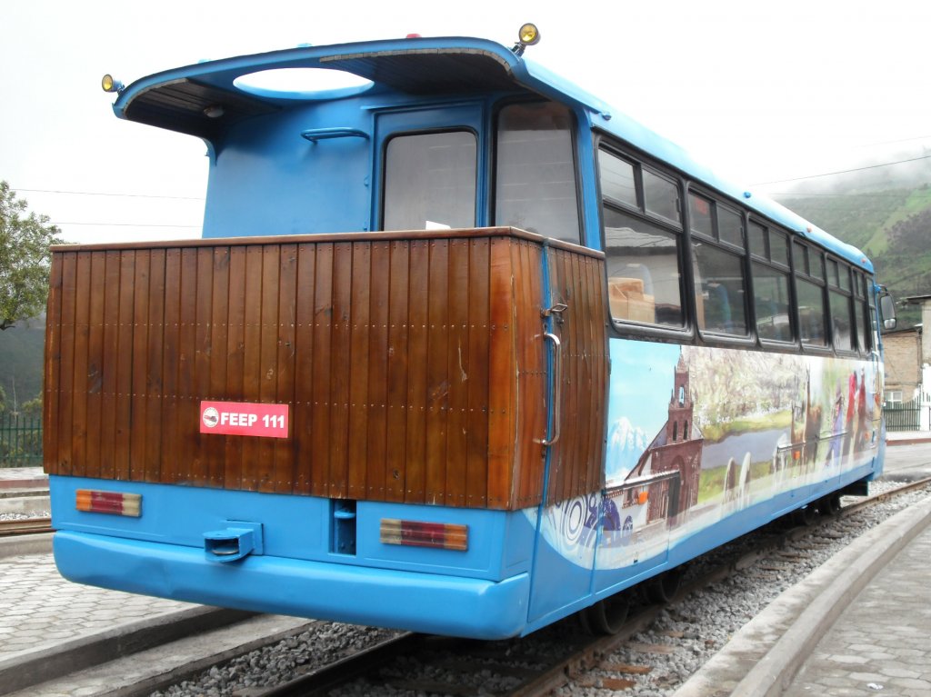 Die R�ckseite eines Autoferros der Ecuadorianischen Eisenbahn am 13.02.2011 in Alaus�, Ecuador. Die auf Bussen aufgebauten Schienenfahrzeuge mit Aussichtsplattform dienen ausschlie�lich Touristenfahrten auf der letzten verbliebenen, aktiven Bahnstrecke in Ecuador, von Alaus� nach Sibambe, der ber�hmten Teufelsnase.