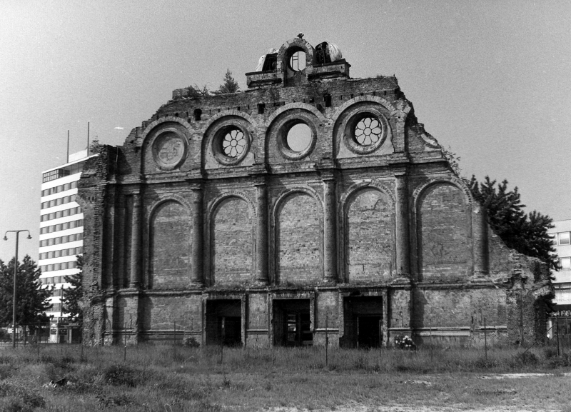 Die Ruine des Anhalter Bahnhofs. Rund um den Torso damals: eine fr diese Zeit typische Berliner  Steppe . Archiv - Scan vom Papierabzug. August 1977