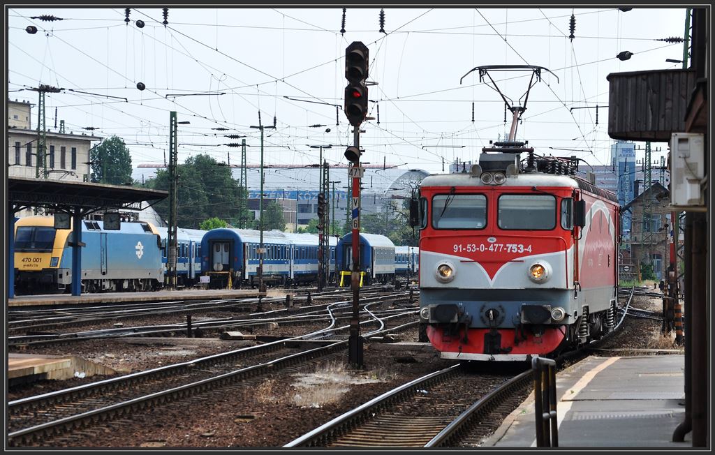 Die rumnische 477 753-4 ist auf dem Weg in die Abstellanlage. Im Hintergrund ist noch der ungarische Stier 470 001 zu sehen. Budapest Keleti Plyaudvar. (15.05.2013)