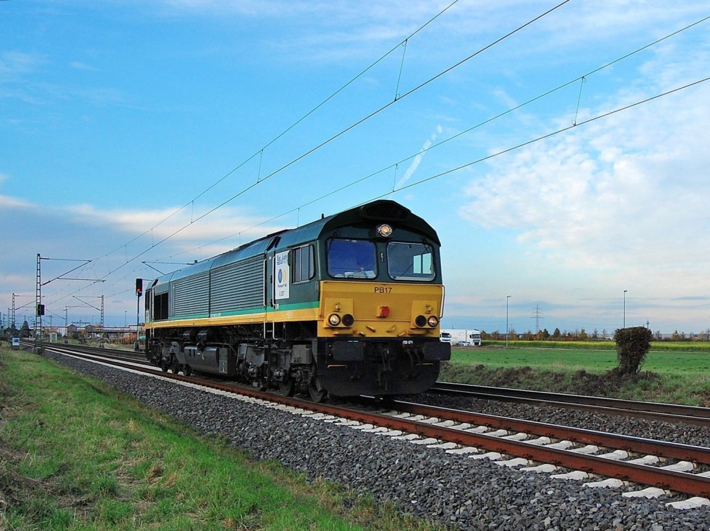 Die von der Rurtalbahn mit der Nr. V267 gefhrte 266 021-5 oder PB 17 fhrt hier Richtung Kln am Freitag den 9.11.2012 ber die Kbs 495.