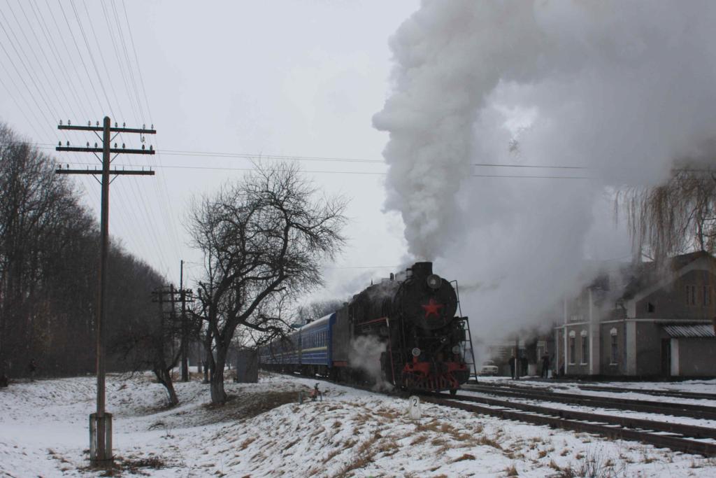 Die russische Gterzuglok L 5941 macht bei der Ausfahrt aus dem Bahnhof Vaskovtoy / Ukraine mchtig Dampf, um den schweren Sonderzug der Fa. Dzherelo
aus dem Bahnhof zu ziehen. 
