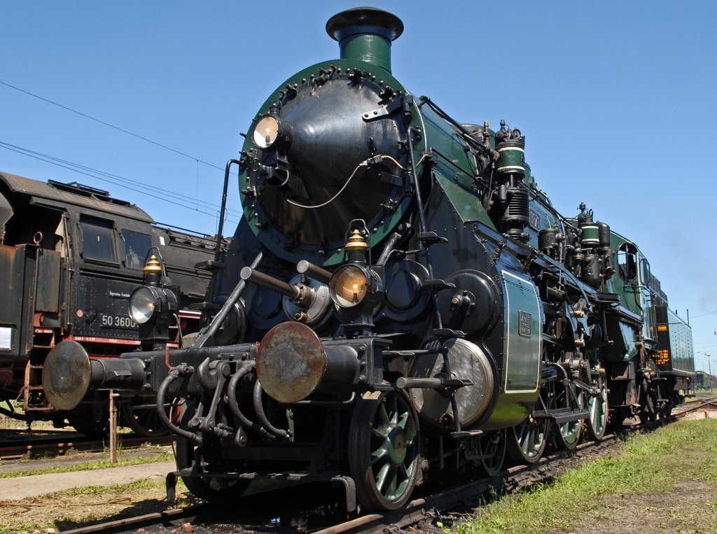 Die S 3/6 beim Dampflokfest im Bw Nördlingen am 04.06.2010.

Hersteller: J.A. Maffei, München
Fabriknr.: 4536
Abnahmedatum: 01.08.1918
Erst-Bw: München Hbf
Umbeheimatungen: Augsburg, Ingolstadt, Lindau, Neu-Ulm, Ulm, Winterthur
Heimat-Bw. z.Z.d. Aufnahme: BEM Nördlingen
Eigentümer z.z.d. Aufnahme: Bayerisches Eisenbahnmuseum Nördlingen
ursprüngl. Fahrzeugnr.: 3673
UIC-Nr.: 90 80 0018 478-2 D-BYB
Betreibernr. z.Z.d. Aufnahme: 3673
Umnummerierungen: 18 478
z-Stellung: 13.04.1959
Ausmusterung: 14.07.1960
Radsatzfolge: 2'C1'h4v
Vmax (km/h): 120
Leistung (Psi): 1.770
Dienstmasse mit Tender (t): 135
Dienstmasse ohne Tender (t): 90
max. Radsatzfahrmasse (t): 17
LüP (mm): 23.230