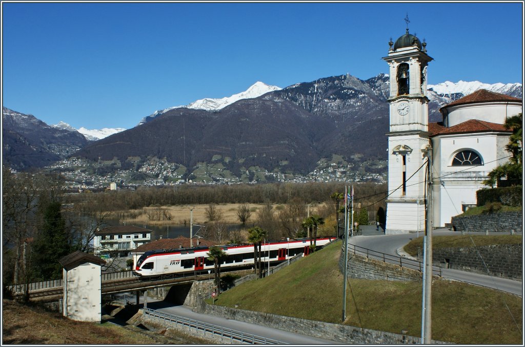 Die S-Bahn 30 Tilo auf der Fahrt nach Cadenazzo bei Magadino.
(21.03.2013)