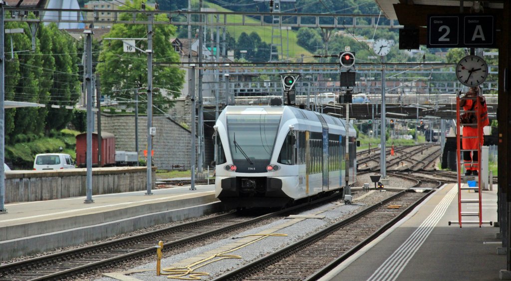 Die S-Bahn bei der Abfahrt in St. Gallen auf Gleis 1 mit Ziel Weinfelden. Bild aufgenommen vom Gleis 2 am 10.07.2012