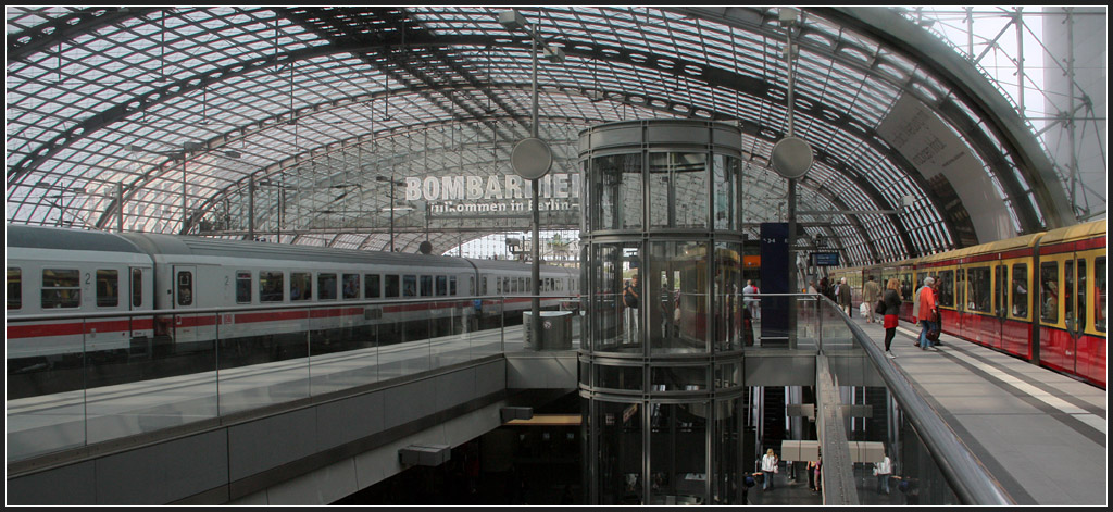 Die S-Bahn bringt Farbe ins Bild -

Berlin Hauptbahnhof (Lehrter Bahnhof) - 

17.08.2011 (M)