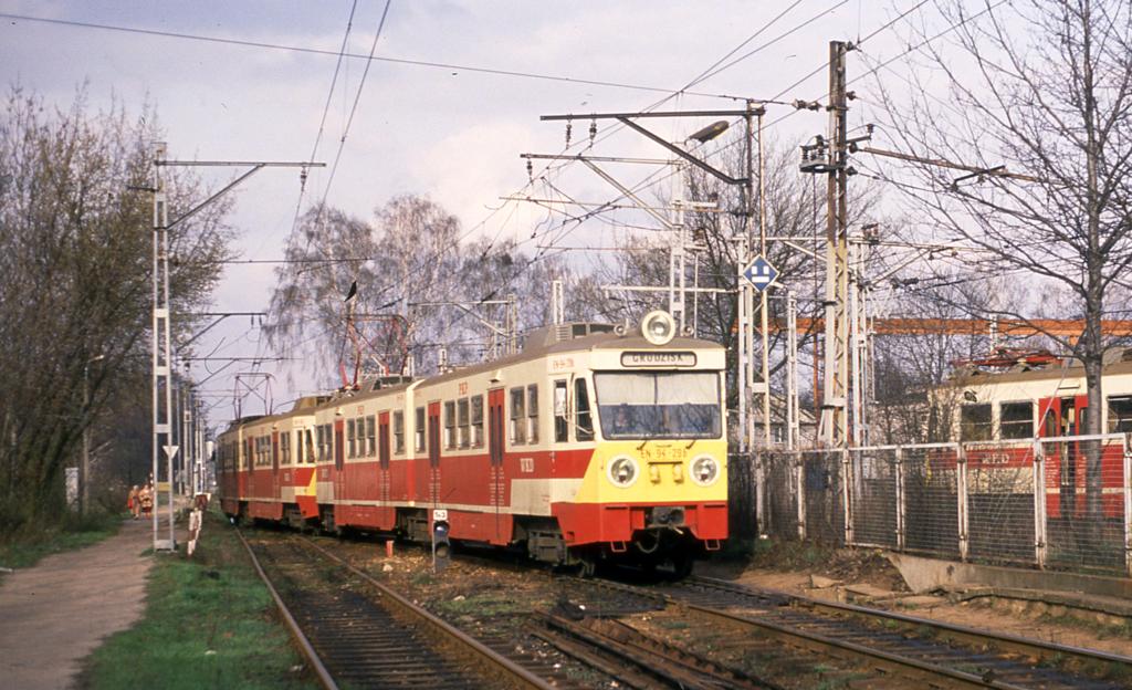 Die S-Bahn EN 94-29b aus Warschau fhrt am 18.04.1992 
aus Warschau kommend in Grodzisk ein.