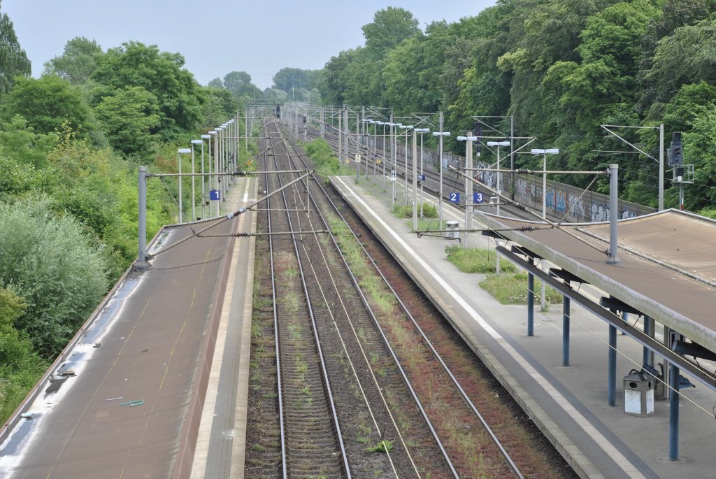 Die S-Bahngleise am S-Bahnhof Karl-Wiechert-Allee, auf der Bahnstrecke (Hannover-Lehrte/Berlin [Wolfburg], am 14.06.2011.