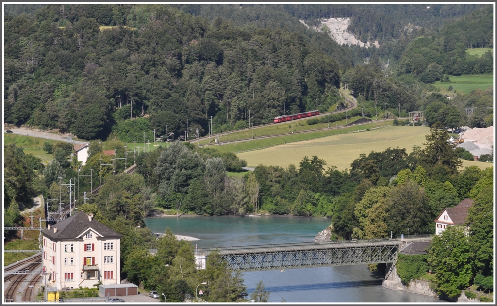 Die S1 1508 kommt die Rampe von Bonaduz herunter. Darunter ist die Strecke nach Disentis sichtbar. (26.06.2011)