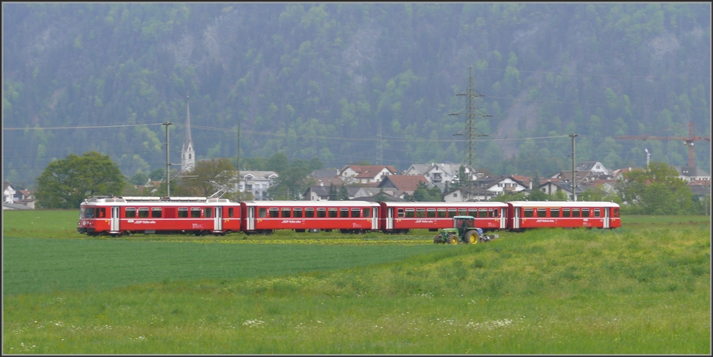 Die S1 1518 mit dem Be 4/4 515 Pendel bei Bonaduz. (18.05.2010)
