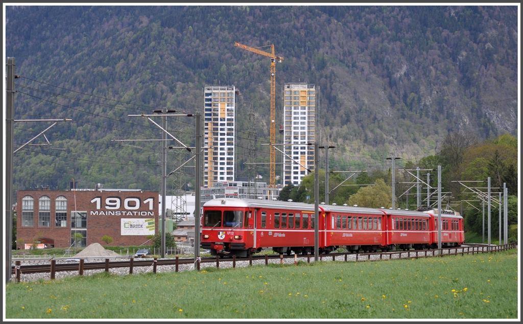 Die S1 1523 mit Steuerwagen 1712 und Be 4/4 515 hat soeben die neuen Twin Towers in Chur West passiert. (02.05.2012)