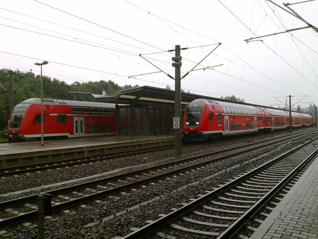 Die S1 die eigentlich nach Bad Schandau fahren sollte hier bei ihrem vorzeitigen Endpunkt in Pirna...
Problem sind die starken Regenflle die im Elbtal ein straken Erdrutsch auslsten und Gleise + Oberletung verschtteten...um berhaupt nach Bad Schandau zu kommen bot die DB Ersatzbusse an .
Pirna 7.8.10