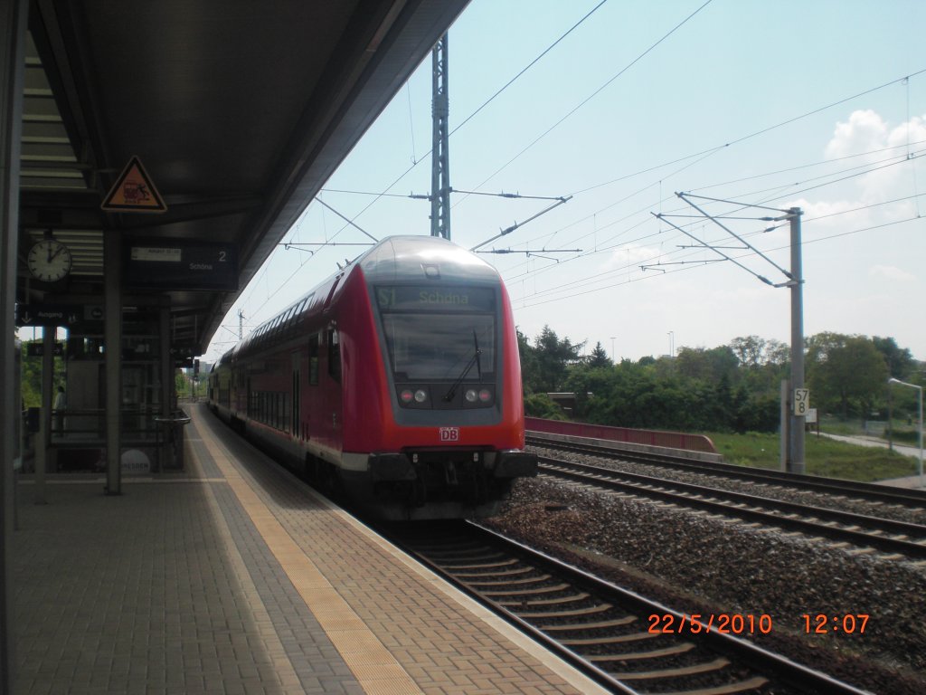 Die S1 fhrt gerade aus dem Bahnhof Dresden-Reick weiter Richtung Schna.