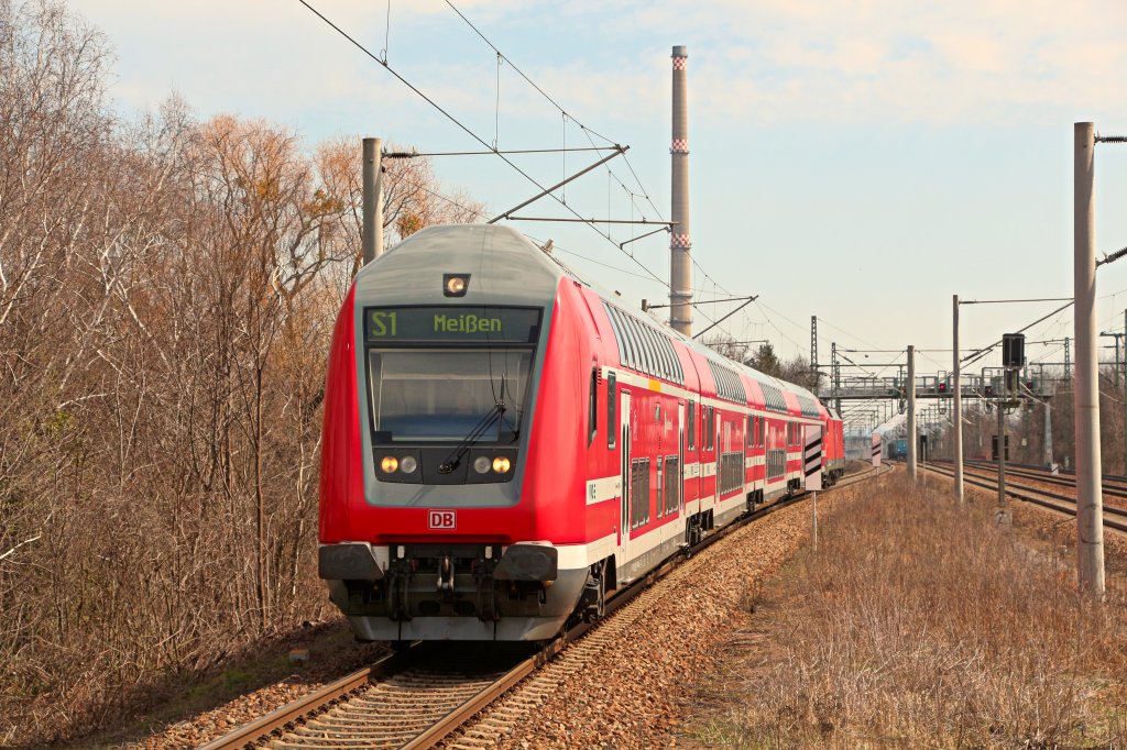 Die S1 nach Meien geschoben von 182 016-6 erreicht am 15.04.13 Dresden-Strehlen.