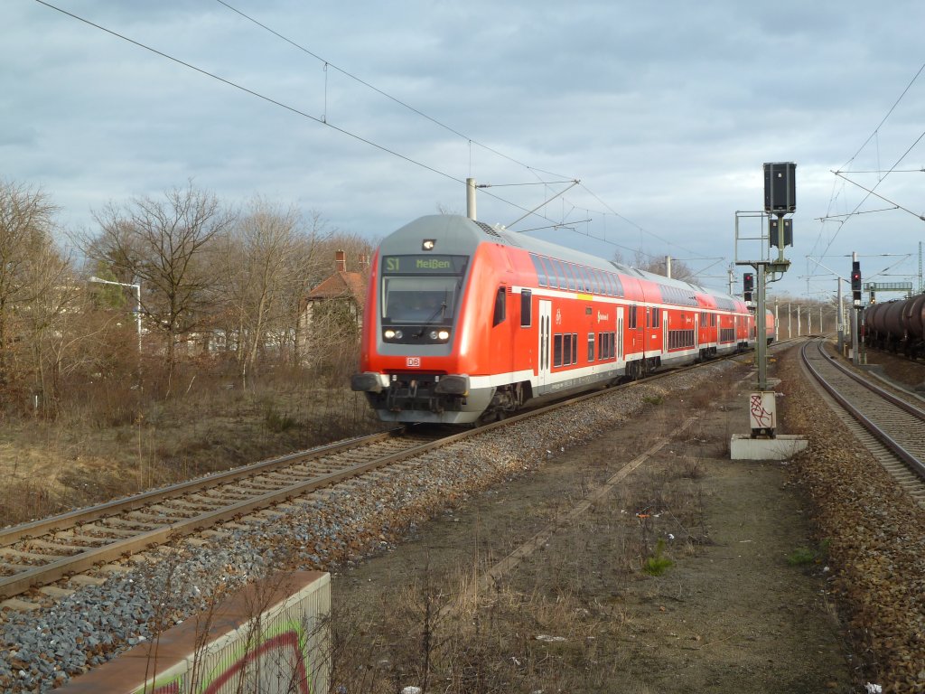 Die S1 nach Meien fhrt gleich in Dresden-Reick ein. 05.02.2011