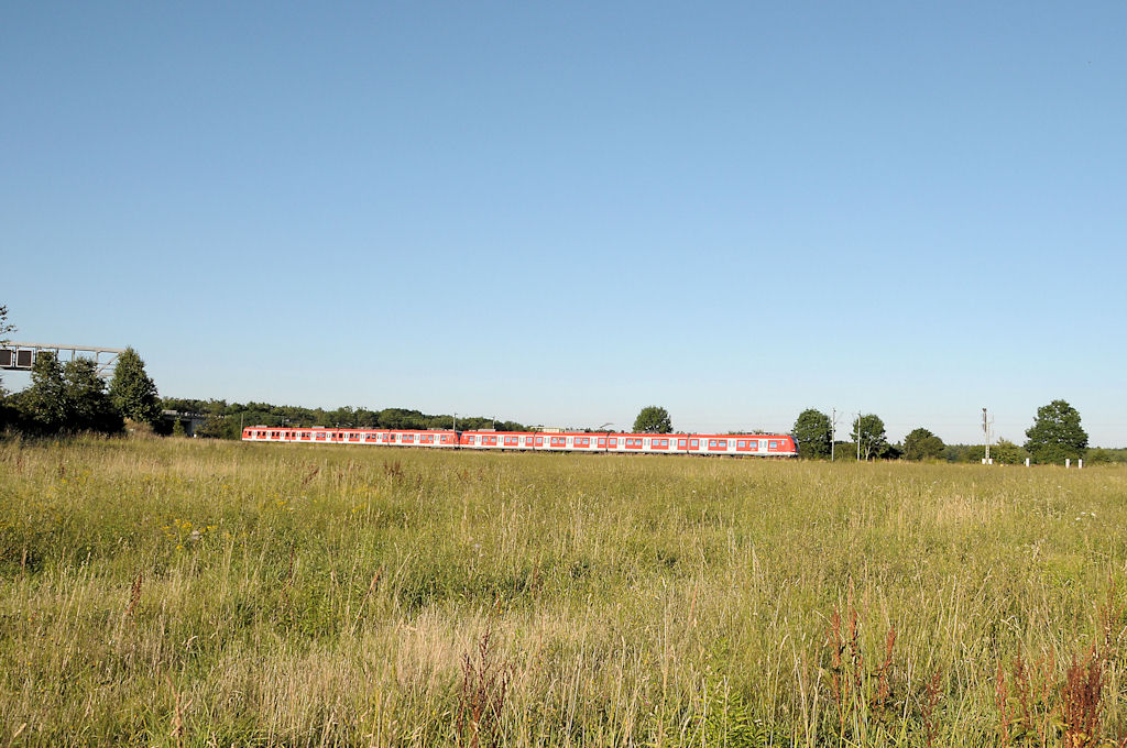 Die S1 zum Ostbahnhof am 31.07.10 bei Feldmoching