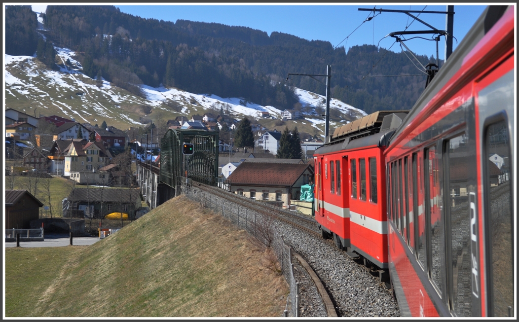 Die S11 2107 aus St.Gallen nhert sich der Sitterbrcke in Appenzell. (13.03.2012)