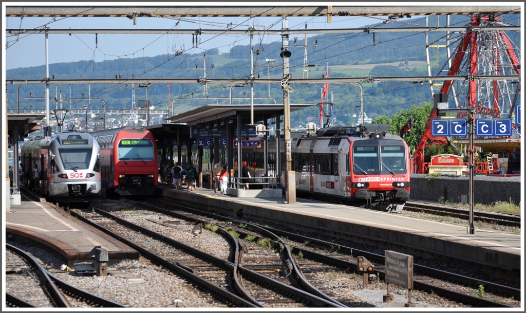 Die S13 aus Einsiedeln ist am Bahnsteig 1 eingefahren und fhrt von dort wieder zurck. Die S2 nach Effretikon hlt am Gleis 2 und der Glarner Sprinter nach Schwanden fhrt ohne Halt durch Gleis 3. (20.08.2012)