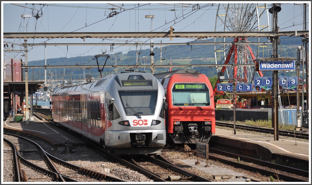 Die S13 aus Einsiedeln und die S2 aus Ziegelbrcke erreichen parallel den Bahnhof Wdenswil. (20.08.2012)