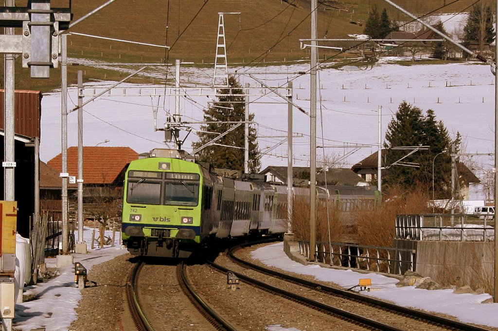 Die S2 15257 (Laupen - Langnau), geschoben vom RBDe 565 742, hat vor kurzer Zeit auf dem Doppelspurabschnitt Konolfingen - Zziwil den RE Luzern-Bern gekreuzt und fhrt nun nach kurzem Halt in Zziwil auf den Einspurabschnitt Richtung Bowil. 22.2.2010