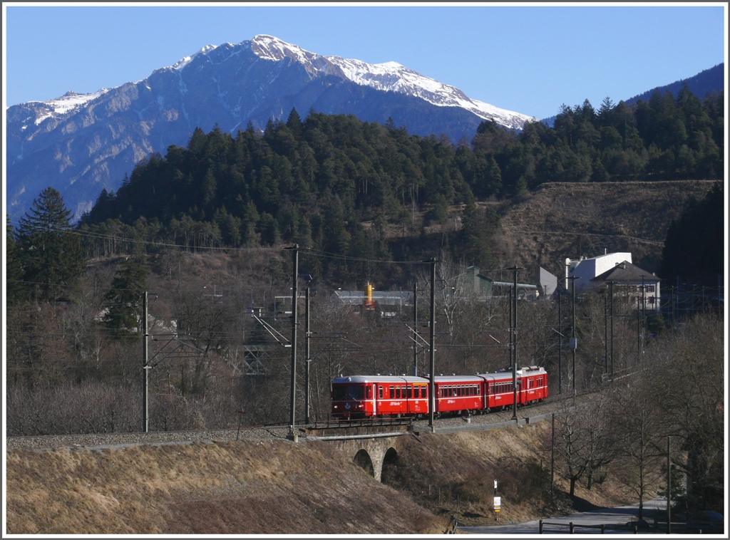 Die S2 aus Thusis hat die Verzweigung mit der Oberlnderlinie bei Reichenau-Tamins erreicht und wird anschliessend den Hinterrhein berqueren. Im Hintergrund grsst der Montalin oberhalb von Chur. (08.02.2011)