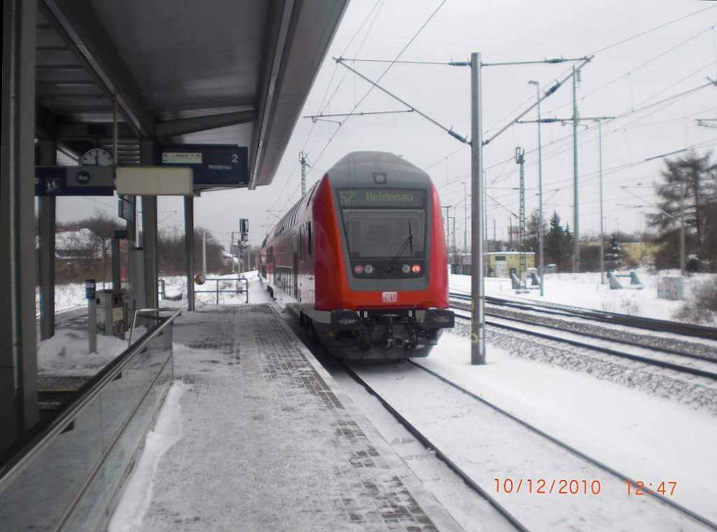 Die S2 verlsst gerade den verschneiten Bahnhof Dresden-Reick und fhrt weiter Richtung Heidenau.