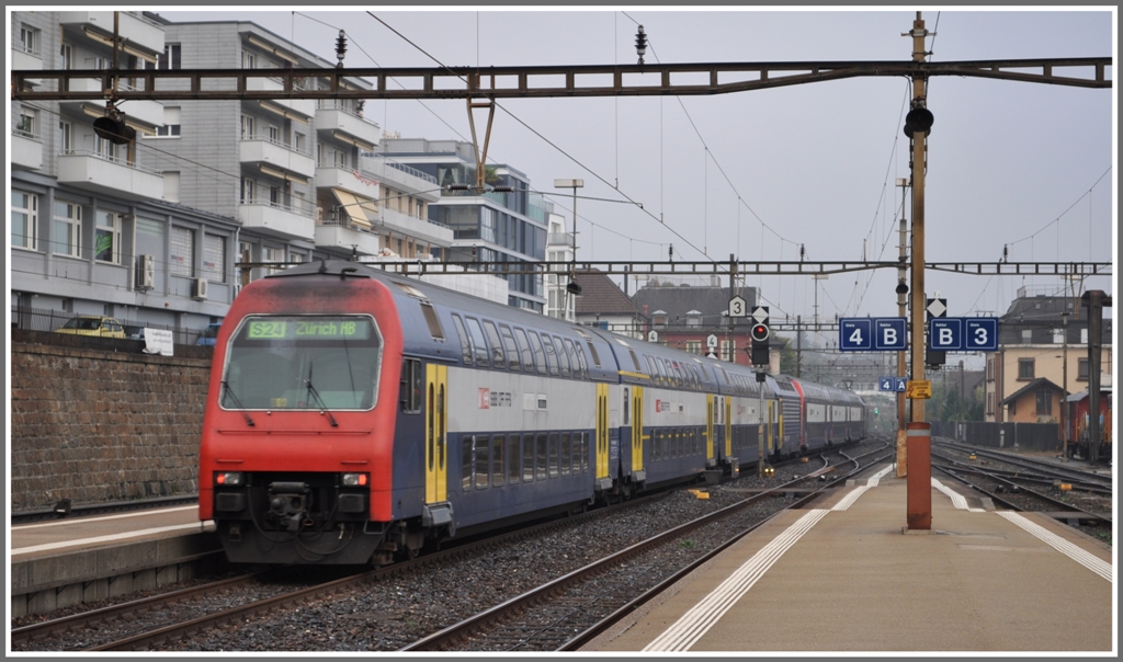 Die S24 nach Zrich HB via Kilchberg verlsst Thalwil.(04.10.2011)
