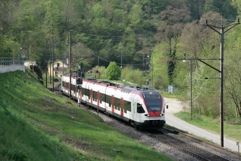 Die S3 Delmont-Basel SBB-Olten bei Gellingen; 25.04.2010