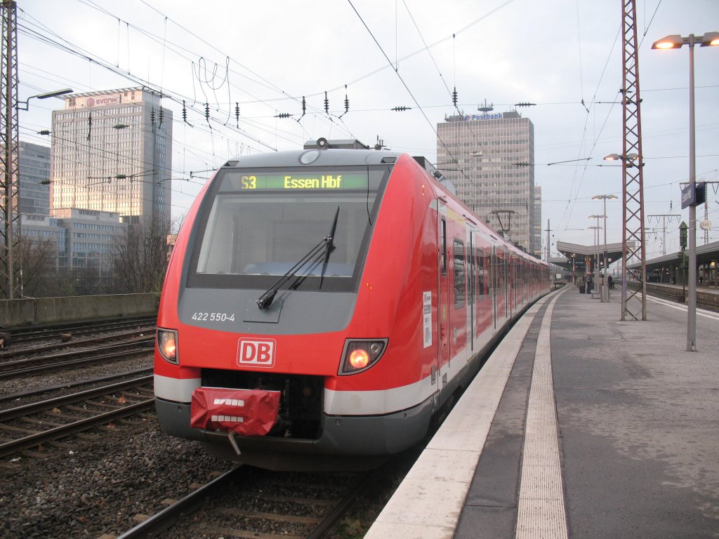 Die S3 von Oberhausen wartet in Essen auf ihre Abfahrt