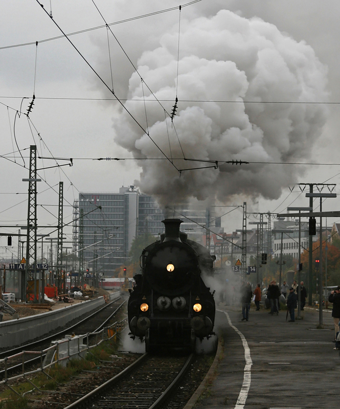 Die S3/6 des Eisenbahnmuseums Nrdlingen mit einem Sonderzug bei der Ausfahrt in Mnchen Ost. 16.10.2010.