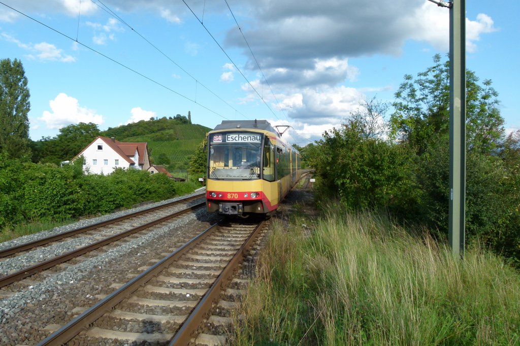 Die S4 mit der AVG-Stadtbahn mit der Nummer 870 strebt in Slzbach ihrem Ziel Eschenau entgegen. 1x in der Woche, Samstags endet eine Stadtbahn planmig in Eschenau. Das Bild machte ich am 15.8.2011 vom Bahnsteig in Slzbach.