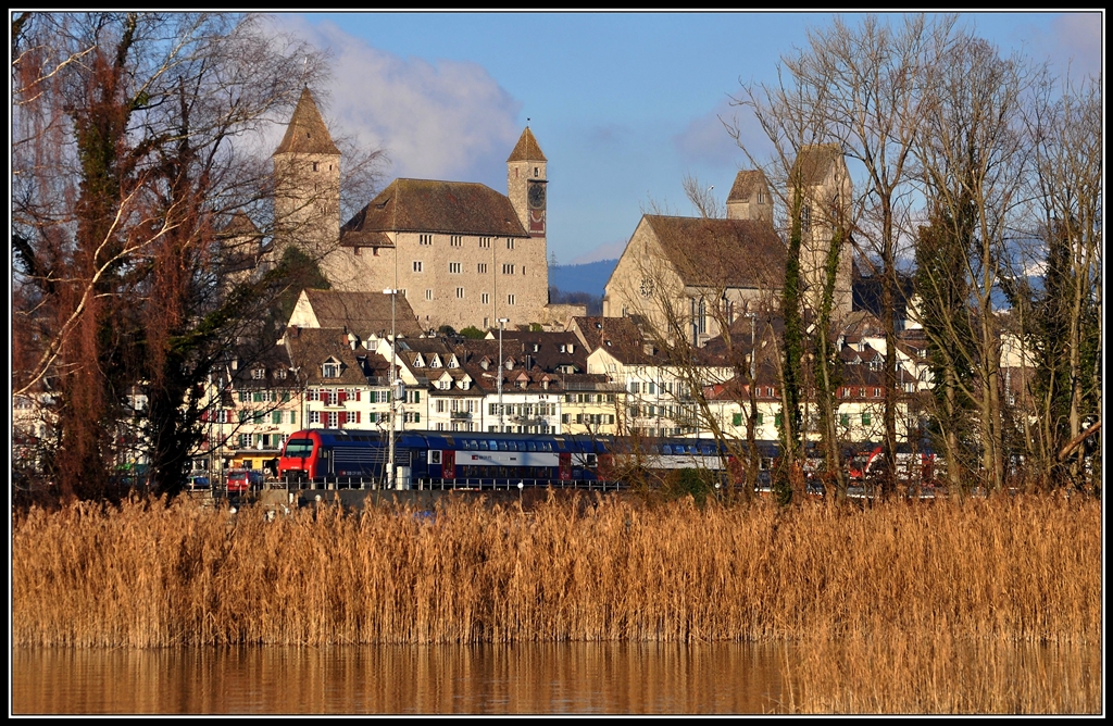 Die S5 nach Pfffikon SZ verlsst Rapperswil. (19.12.2012)