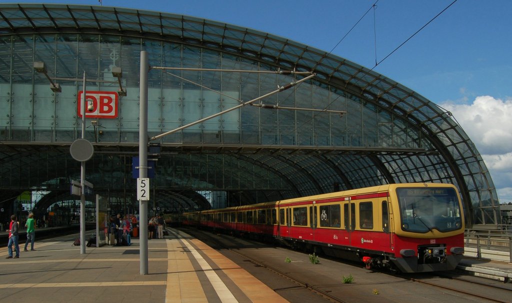 Die S5 verlsst den Berliner Hbf Richtung Alexanderplatz. Die S5 fhrt zwischen Spandau & Strausberg Nord. 11.08.2012
