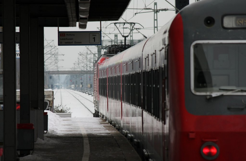 Die S6 nach Essen Hbf in Kln Stammheim. Am 28.12.2010.