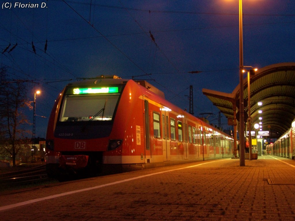 Die S8 aus Hagen, gebildet aus 422 048/548 und 422 023/523, nach Ihrer Ankunft im Endbahnhof M'Gladbach. 20.03.2010