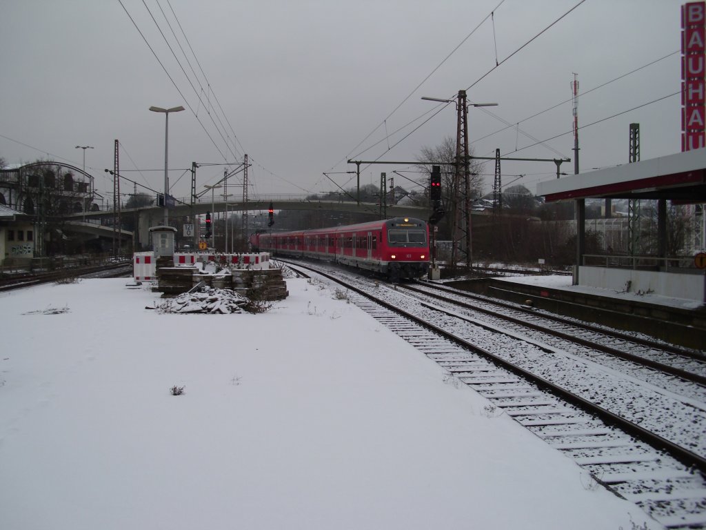 Die S8 bei der Einfahrt in den Bahnhof Wuppertal-Oberbarmen.