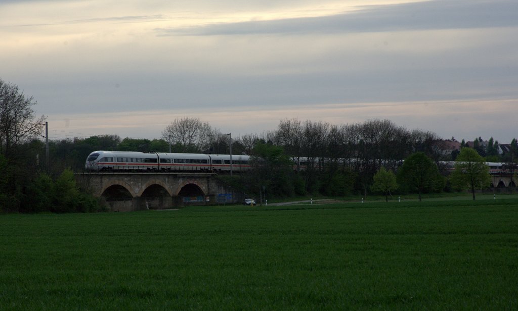 Die Saale meandert in ihrem Oberlauf doch deutlich, so ist es nicht verwunderlich, da die Saaletalbahn ber zahlreiche Brcken verfgt.
Am 29.04.2012 gegen 17:54  kommt eine ICE Doppelgarnitur aus Richtung Naumburg
ber die Straen - und Flutbrcke auf der Hhe Naumburg Henne
