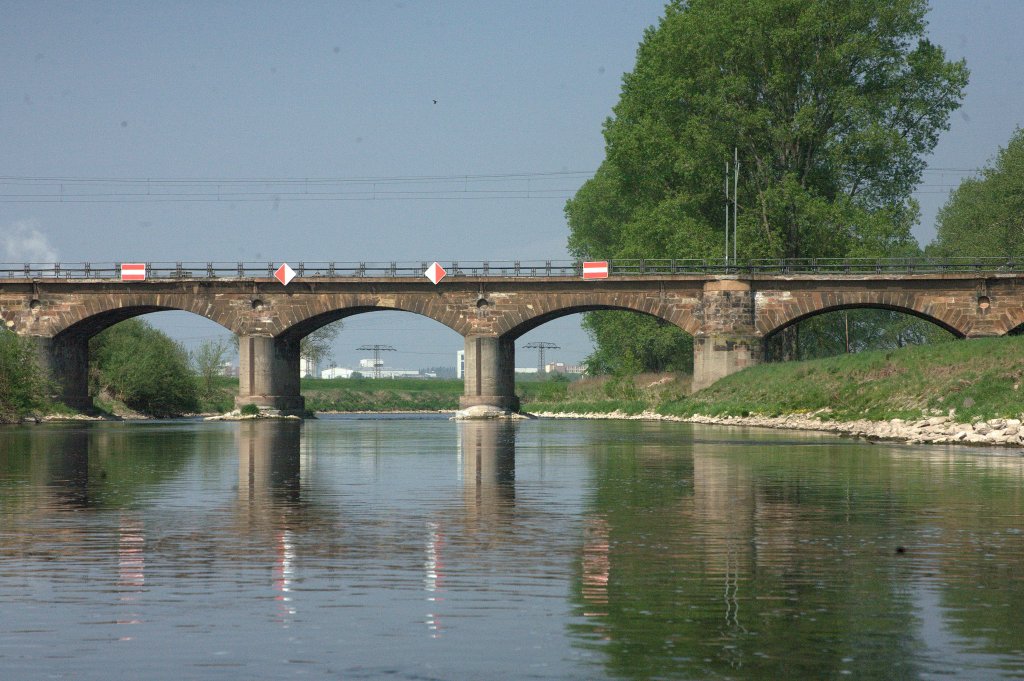 Die Saalebrcke in Bad Drrenberg prsentiert sich am 01.05.2012 dem Fotografen gegen 10:52 Uhr.
Auf dem rechten Ufer waren zu dieser Zeit zahlreiche Eisenbahnfotografen versammelt, die mich um die gute Fotoposition beneideten, leider konnte ich nicht auf die Brckenberquerung des Sonderzuges warten.