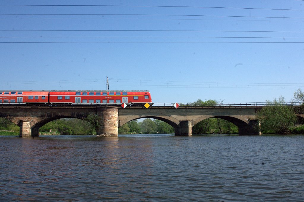 Die Saalebrcke der Strecke Eisleben - Halle bzw. Halle-Nietleben  - Halle Hbf. wird am 02.05.2012 gegen 11:38 Uhr von einer  S-Bahn Richtung Halle Trotha berquert. 