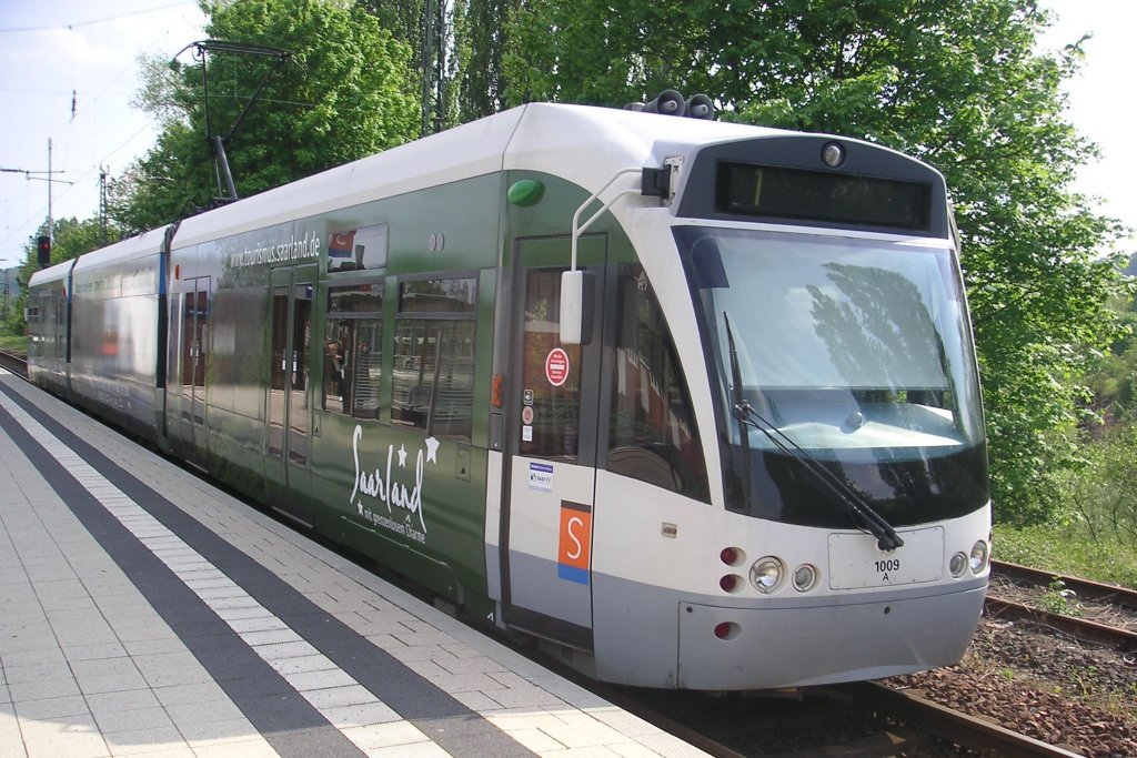 Die Saarbahn auf diesem Bild trgt Werbung fr das Saarland.Das Bild habe ich am 08.05.2010 in Saarbrcken Brebach aufgenommen.