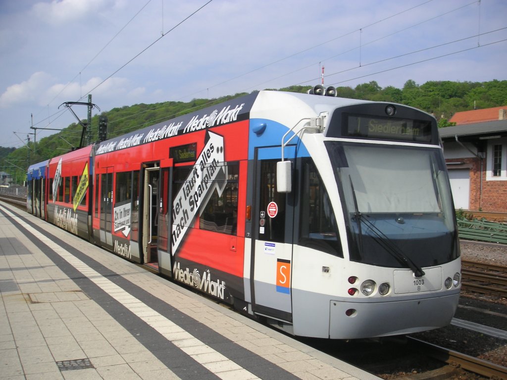 Die Saarbahn auf diesem Bild trgt Werbung fr den Media Markt. Das Bild habe ich am 08.05.2010 an der Haltestelle Saarbrcken-Brebach aufgenommen.