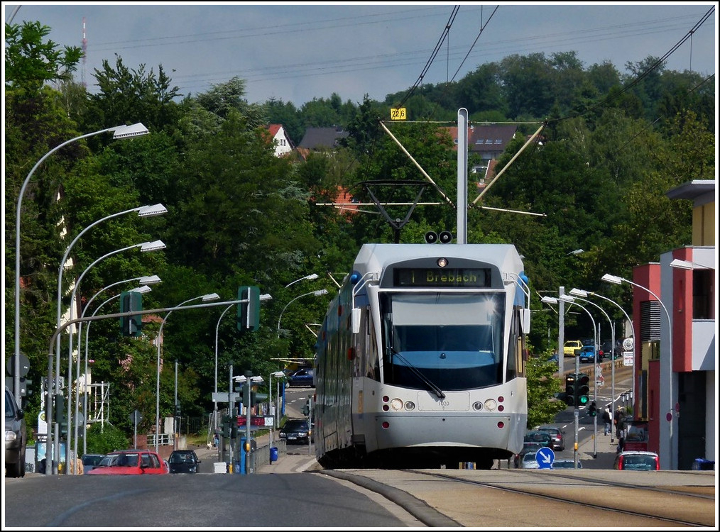 Die Saarbahn hat die Steigung zwischen den Haltestellen Rastpfuhl und Pariser Platz im Saarbrcker Stadtteil Malstatt fast geschafft. 28.05.2011 (Jeanny)