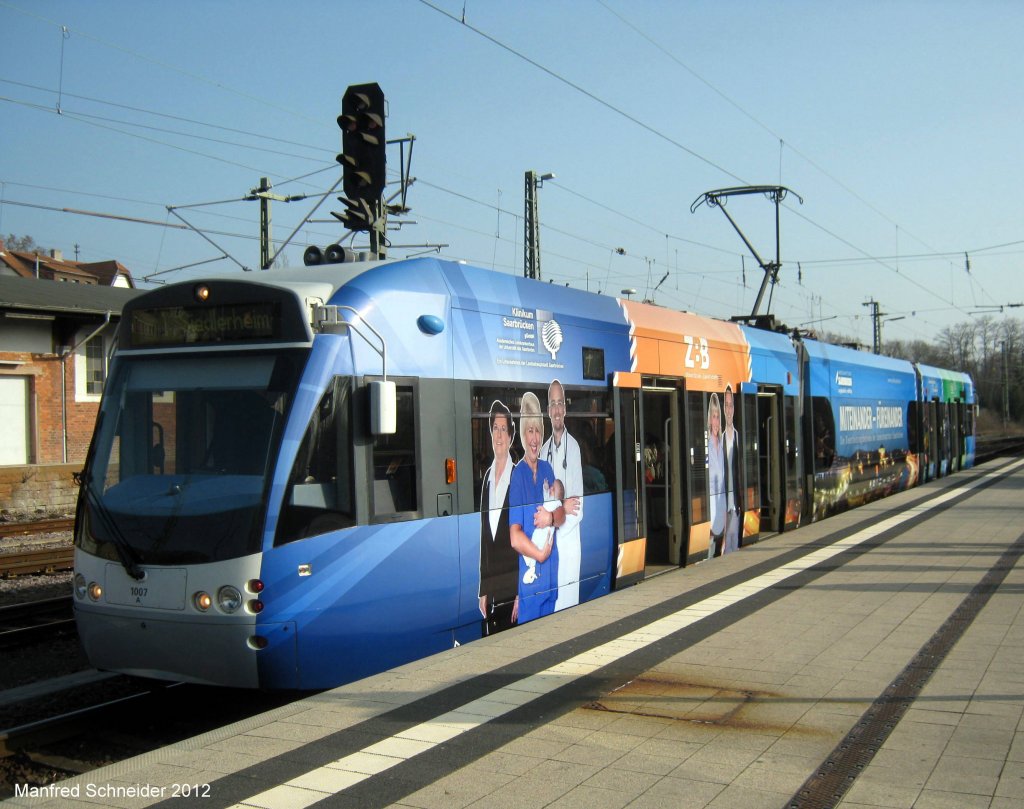 Die Saarbahn mit neuer Werbung fr die Landeshauptstadt Saarbrcken. Das Foto habe ich im Mrz 2012 in Saarbrcken-Brebach gemacht.
