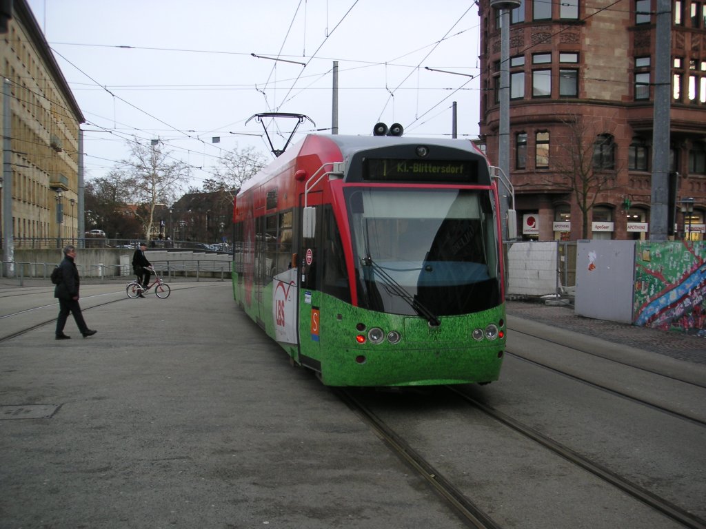 Die Saarbahn verlsst die Haltestelle Saarbrcken am Hauptbahnhof. Die Aufnahme des Fotos war am 04.02.2010.